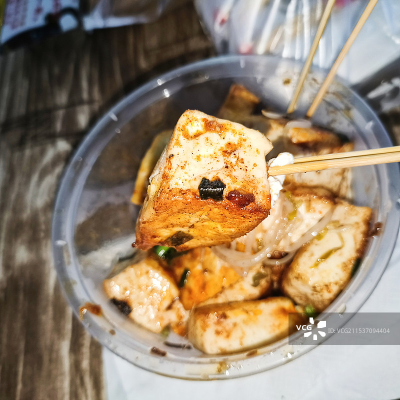 广东茂名夜市美食煎香豆腐图片素材