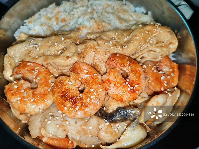 广东茂名美食自制便当（腐皮虾仁鱼片米饭）图片素材