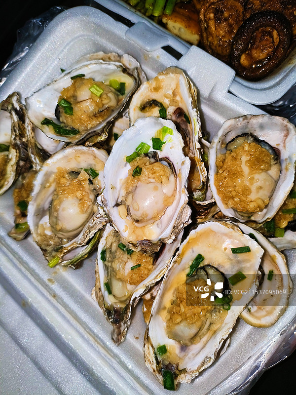 广东茂名夜市美食烤生蚝图片素材
