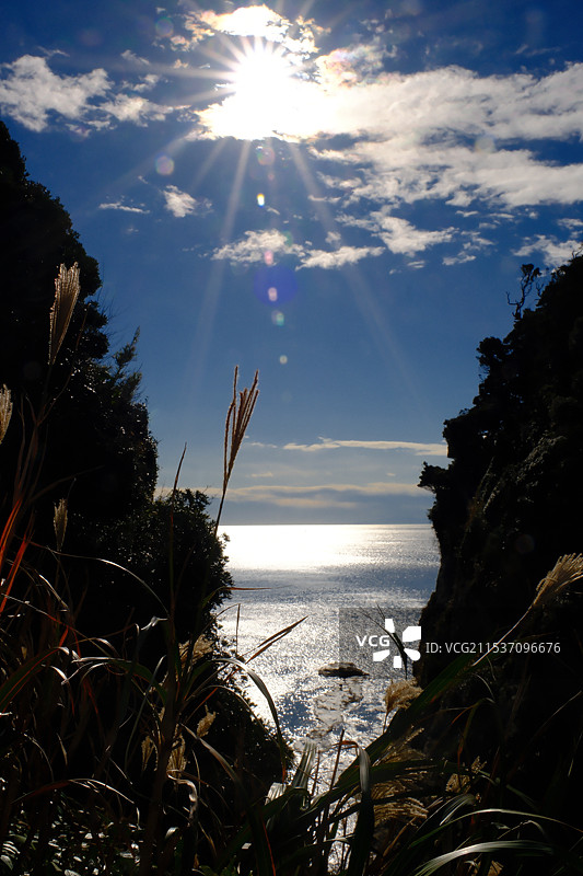 下午的阳光照射在海面和峡谷间图片素材