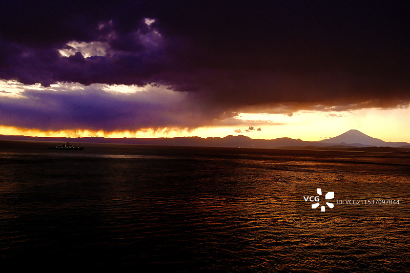 乌云和大海间燃烧的太阳图片素材