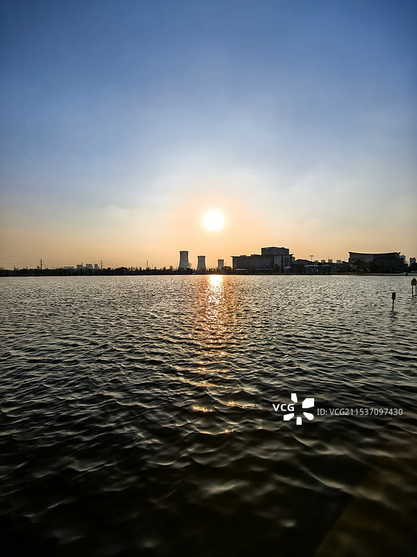 日落西下，湖水碧波荡漾图片素材