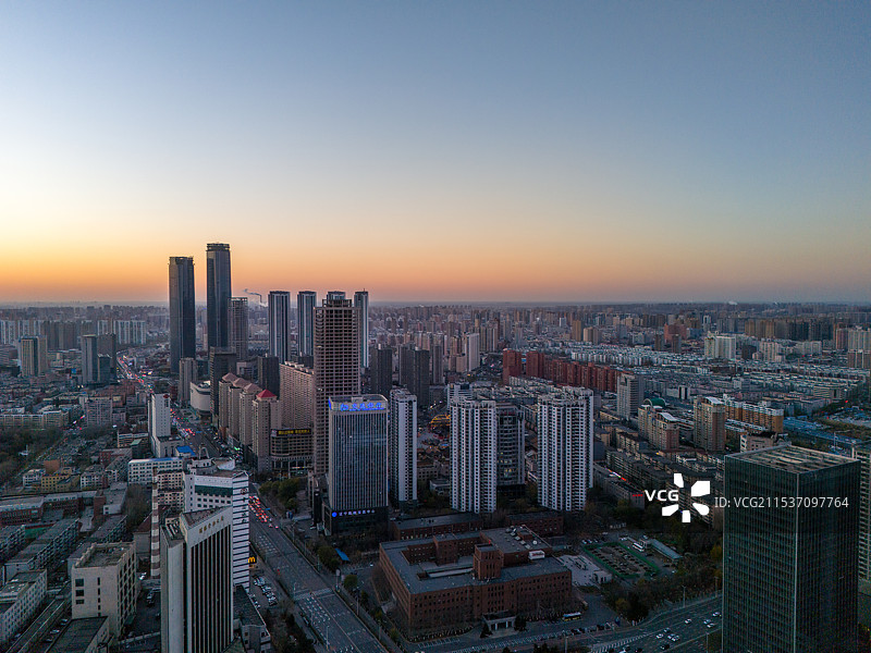 航拍东北特大城市辽宁沈阳城市天际线夕阳映照下的风光沈河区和平区铁西区图片素材
