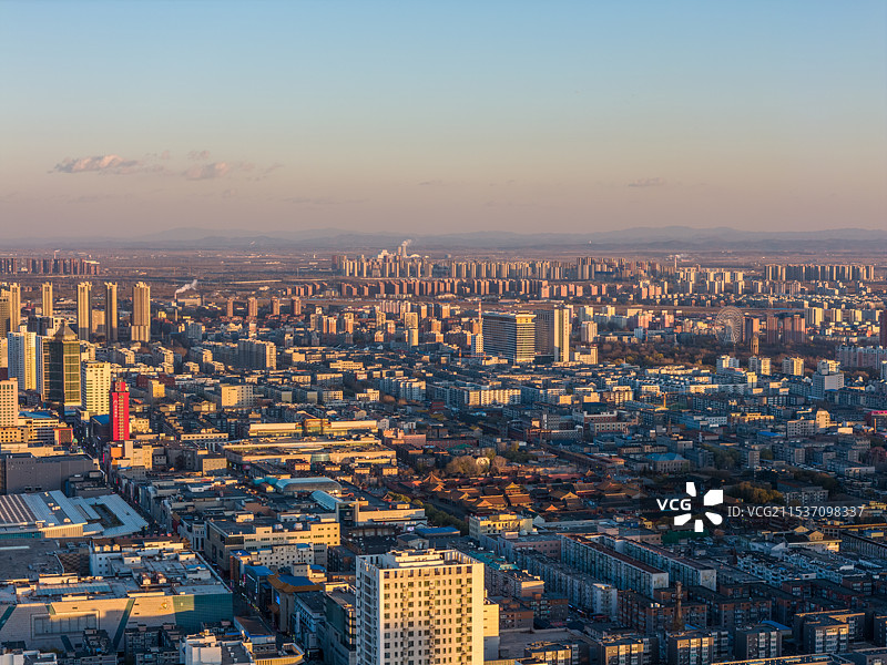 航拍东北特大城市辽宁沈阳城市天际线夕阳映照下的风光沈河区和平区铁西区图片素材