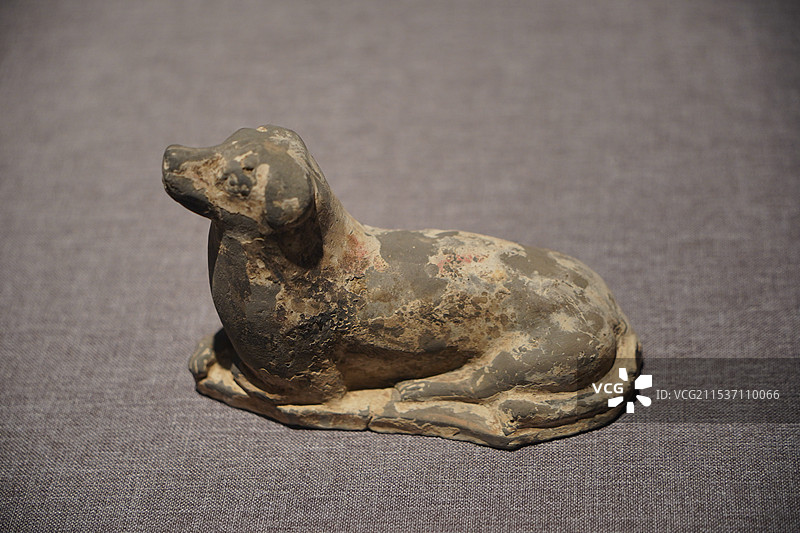 北京市朝阳区中国考古博物馆馆藏古董出土文物古代南北朝北齐镇墓兽陶俑陪葬品陶狗图片素材