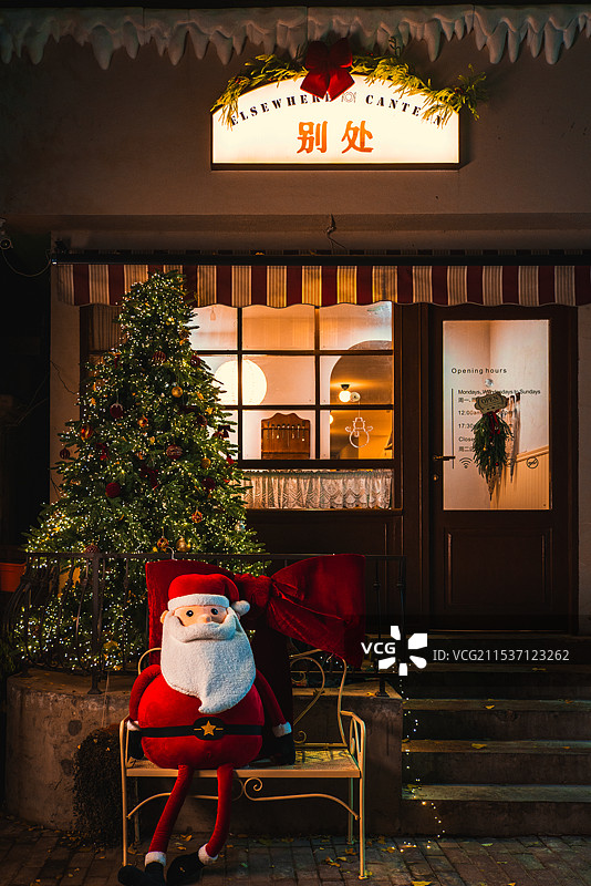 圣诞节装扮的餐厅夜景氛围图片素材