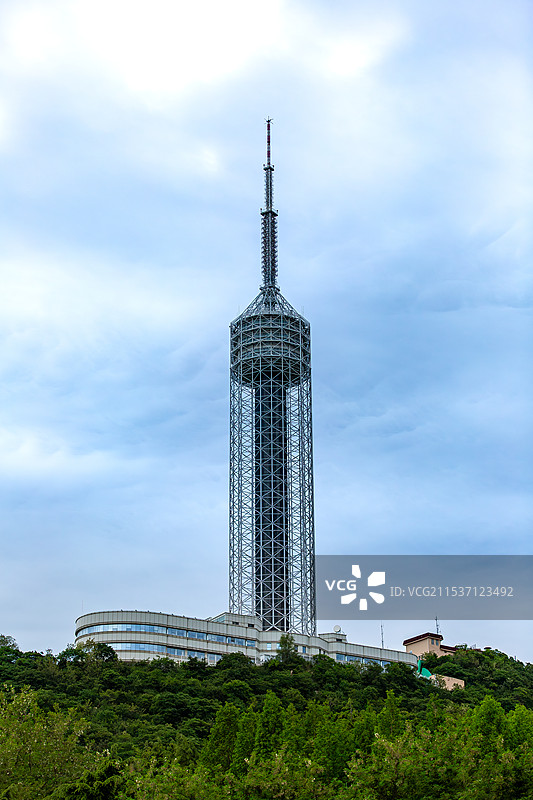 蓝天白云下的电视塔图片素材