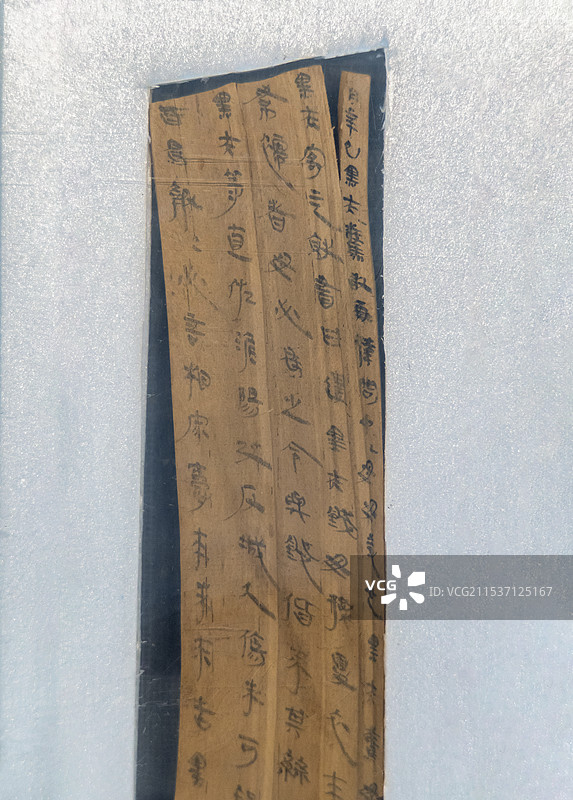 湖北孝感云梦县博物馆：《木牍家书一》（睡虎地4号秦墓11号木牍；目前考古发现中国最早的家书）图片素材