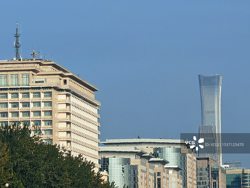 正义路上看中国尊图片素材