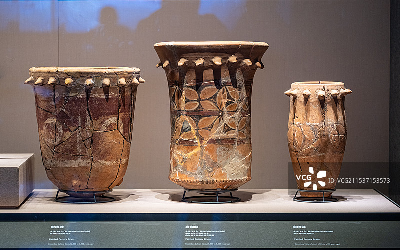 山东济南山东博物馆大汶口文化彩陶鼓图片素材