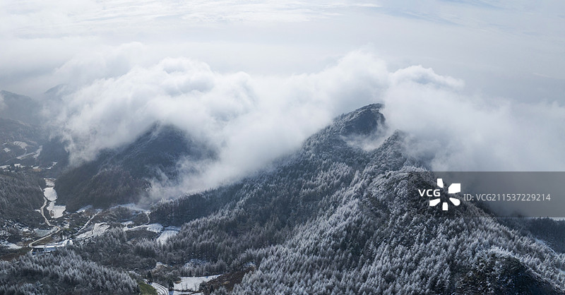 雪景雾凇全景图片，晴朗天空群山蓝天白云图片素材