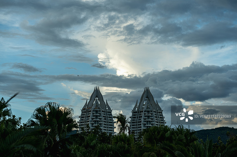 云层下的双子塔图片素材