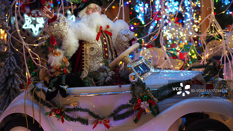 圣诞装饰挂在树上的特写镜头图片素材