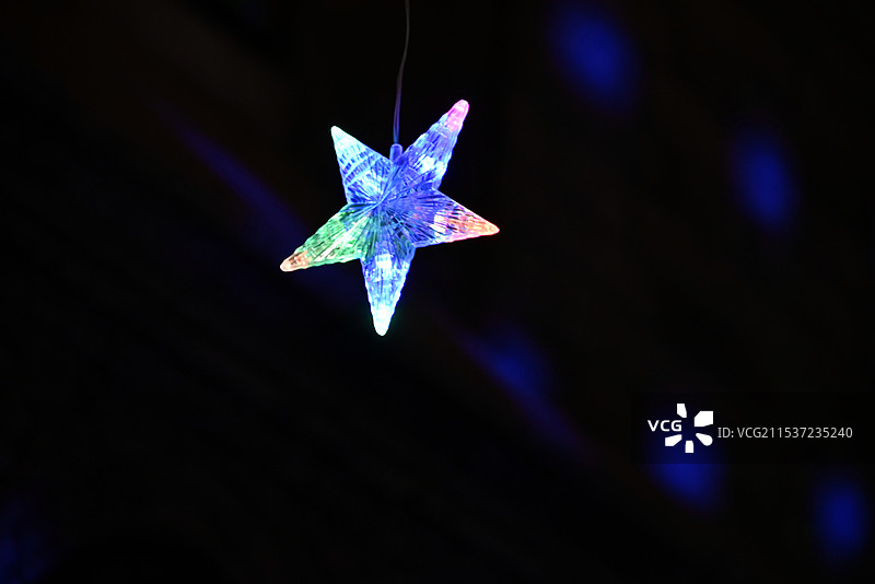 黑色背景的星星彩灯图片素材