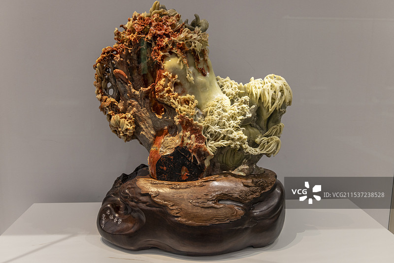 青田石雕《老桩春梦》，浙江省非物质文化遗产馆藏，非遗图片素材