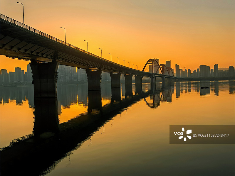 冬日里夕阳西下时的福元路大桥图片素材