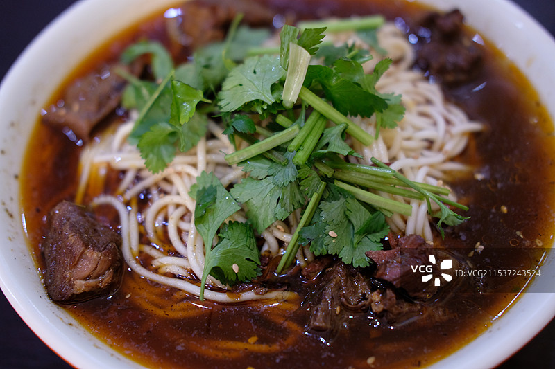 一碗香喷喷的牛肉面图片素材