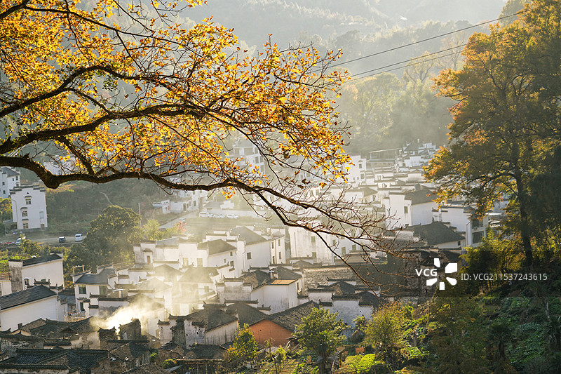 斜阳光照夕生烟. 婺源长溪图片素材
