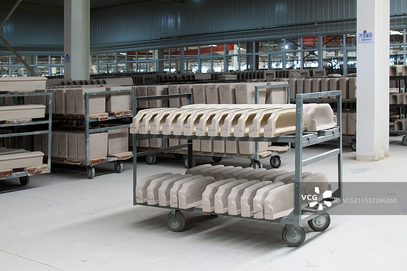 工厂里的陶瓷坐便器部件图片素材