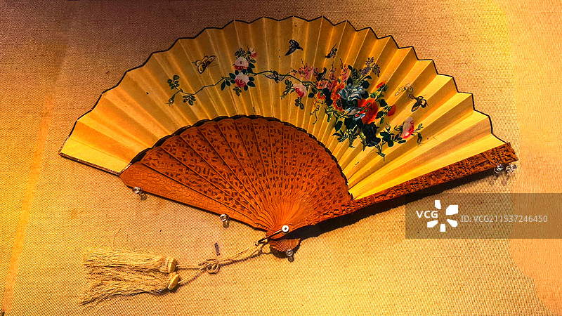 清朝道光-檀香木雕扇骨纸本彩绘花鸟纹折扇图片素材