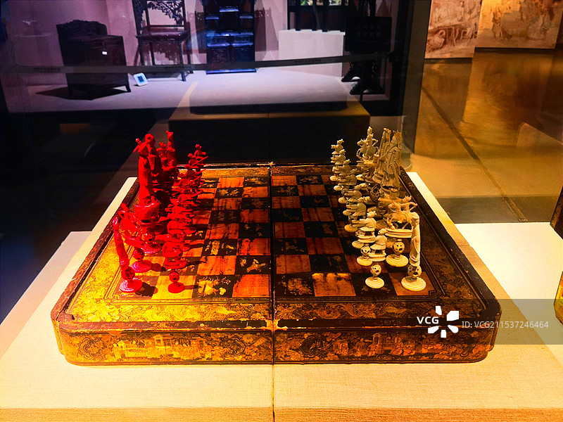 象牙人物纹国际象棋盘图片素材