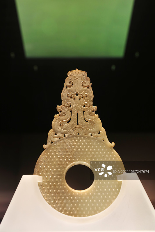 河北博物院大汉绝唱满城汉墓展窦绾镶玉漆棺上的玉璧 透雕双龙白玉璧图片素材