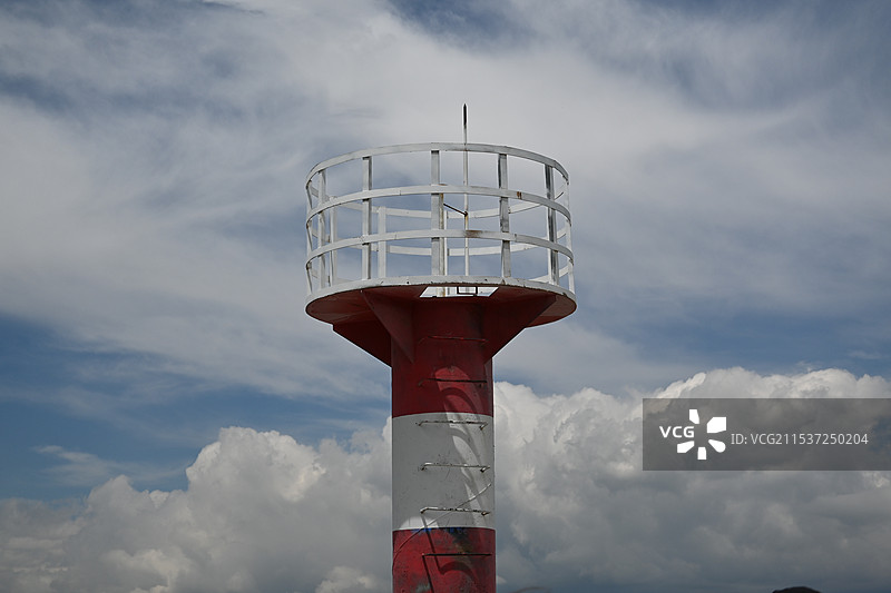 多云天空下的灯塔俯视图图片素材