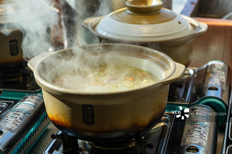 砂锅煮汤图片素材