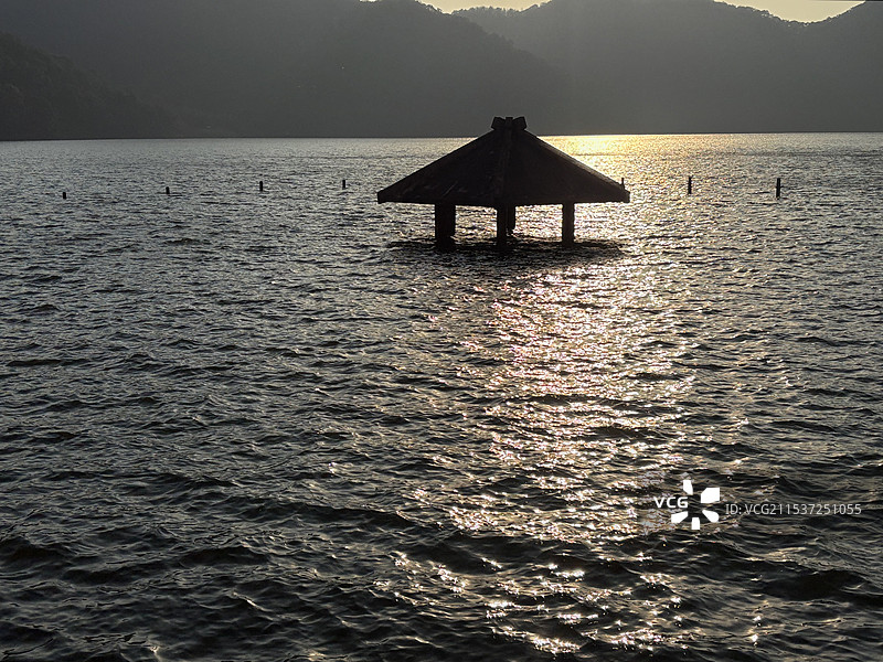 湖中的亭子图片素材