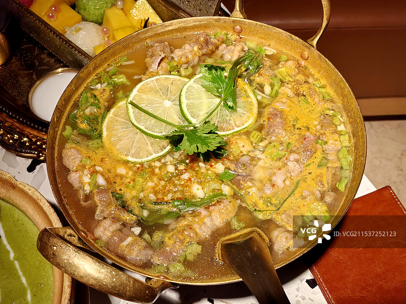 泰国菜：青柠酸汤肥牛金针菇粉丝图片素材