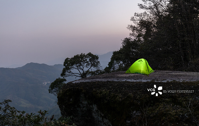 山间岩石上的露营帐篷图片素材