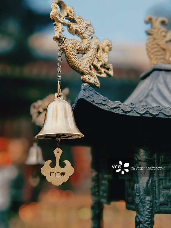 广仁寺香炉旁悬挂的铃铛LOGO图片素材