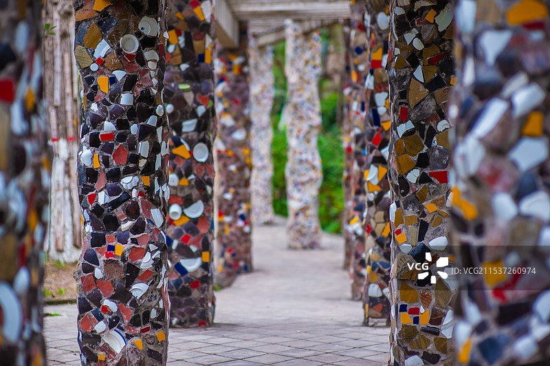 一排镶嵌着彩色瓷片的立柱图片素材