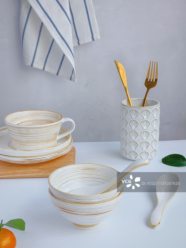 餐桌上餐具的高角度视图图片素材