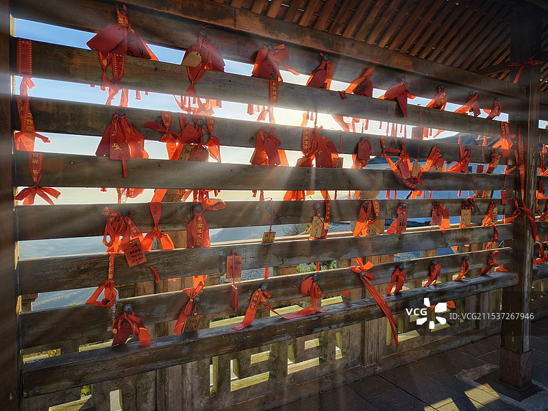 清晨光芒四射的许愿栏图片素材