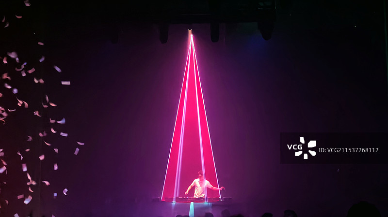 舞台上的DJ图片素材