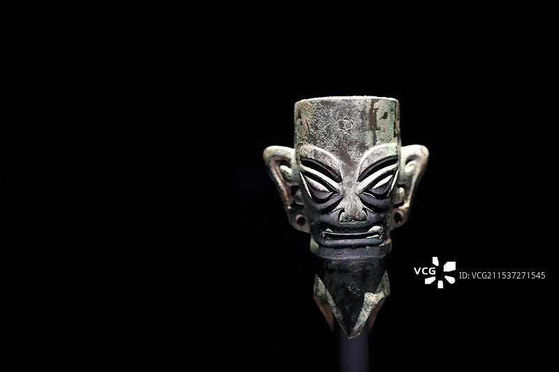 黑色背景下的青铜面具图片素材