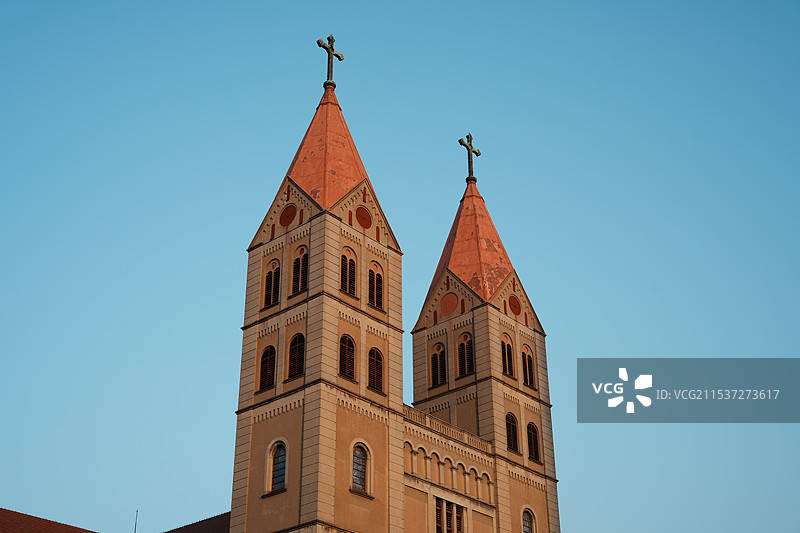 秋天的圣弥额尔教堂图片素材