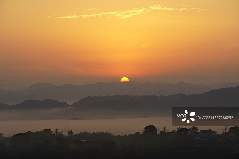 在宁静的小镇上观赏无数个日出图片素材