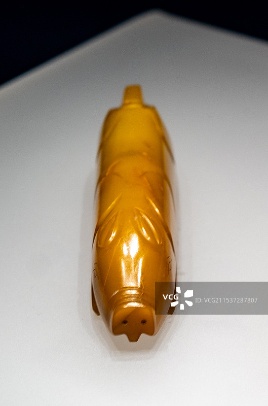江苏连云港博物馆西汉黄玉猪图片素材