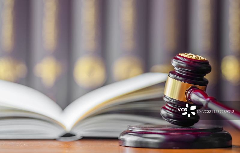 法槌与法律书籍背景图片素材