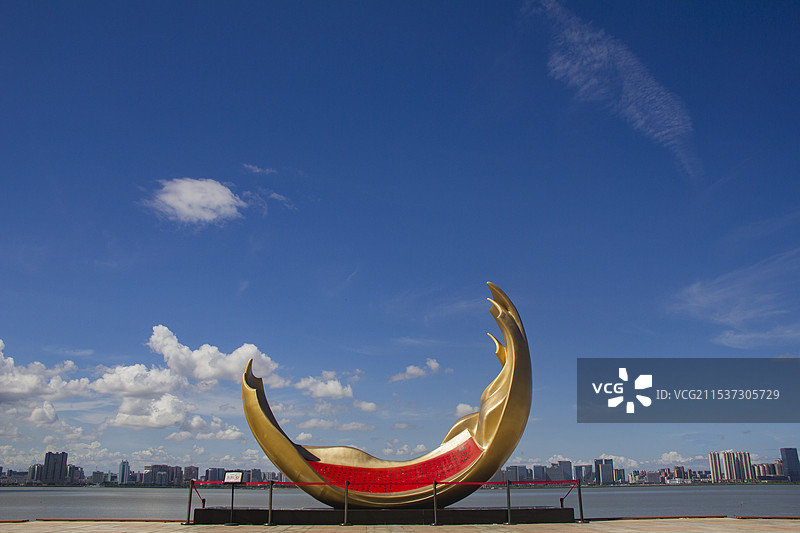 广东汕头濠江区潮汕历史文化博览中心月牙雕塑图片素材