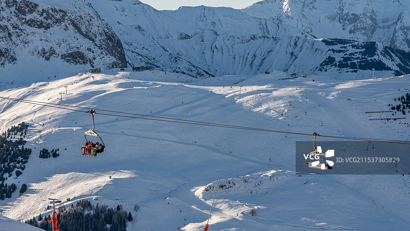 晴朗的天气，法国阿尔卑斯山，les 2 alpes雪场的雪山和滑雪缆车图片素材