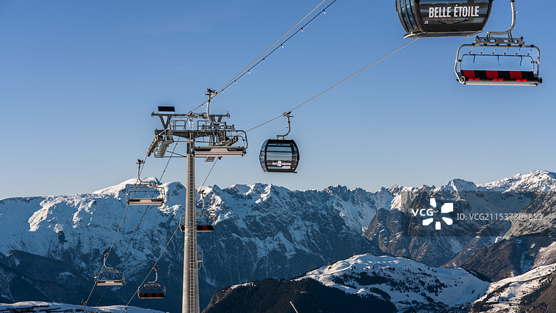 晴朗的天气，法国阿尔卑斯山，les 2 alpes雪场的雪山和滑雪缆车图片素材