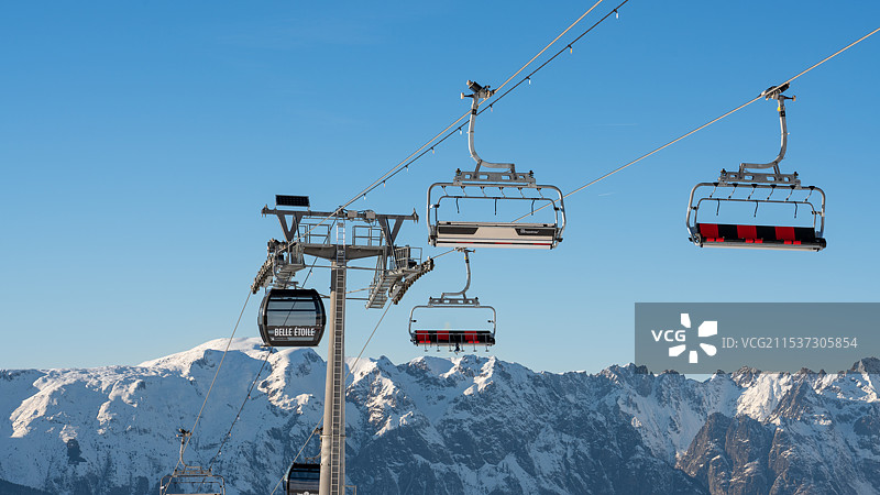 晴朗的天气，法国阿尔卑斯山，les 2 alpes雪场的雪山和滑雪缆车图片素材