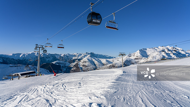 晴朗的天气，法国阿尔卑斯山，les 2 alpes雪场的雪山和滑雪缆车图片素材