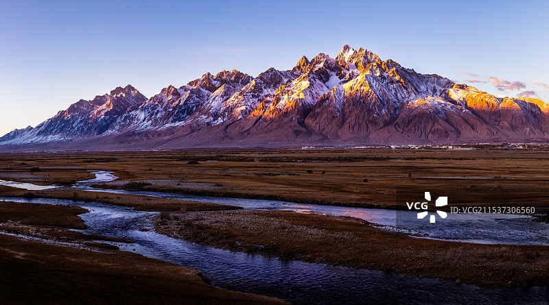 新疆塔县金草滩十八雪峰日照金山，细水长流图片素材