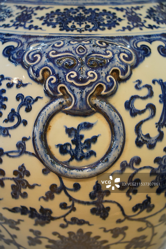 国家博物馆藏清乾隆青花莲托八宝纹铺首耳尊图片素材