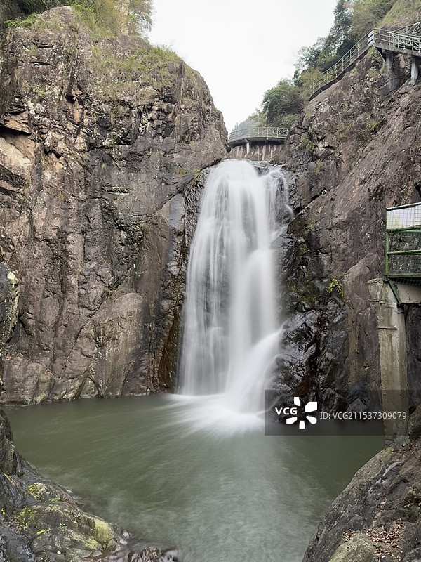 探秘磐安舞龙峡，瀑布如绸，飞流直下，震撼心灵的自然奇观！"图片素材