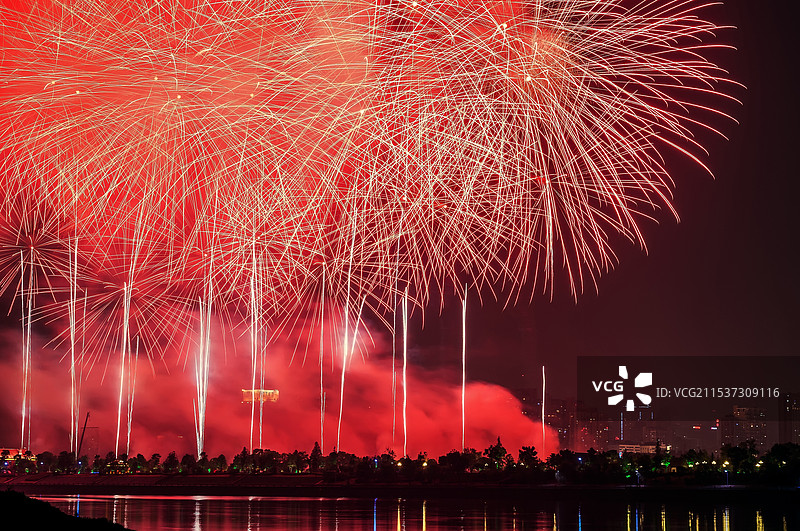 绚丽烟火映照橘子洲夜空图片素材